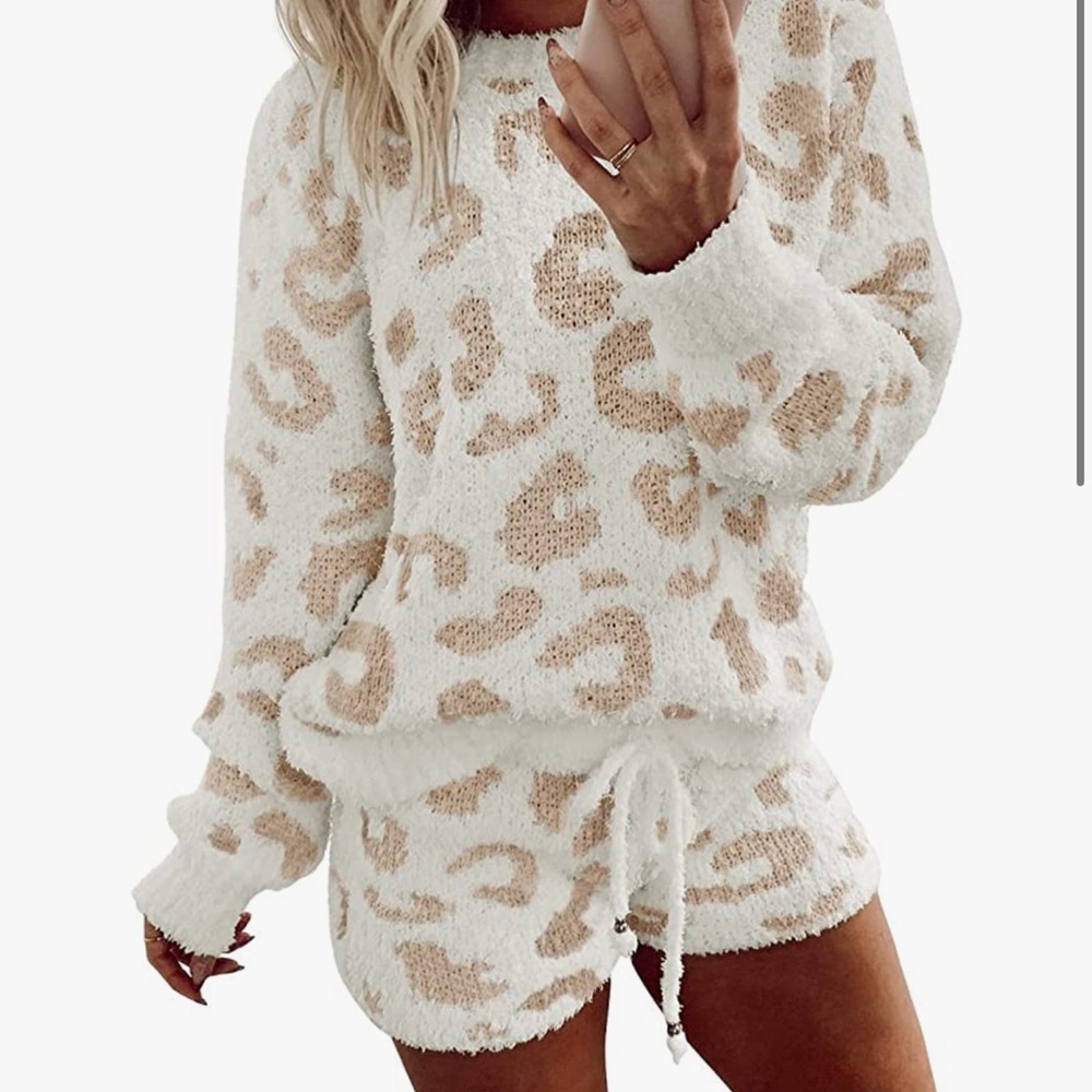 Fleece Cheeta PJ Set. It’s brand new. XL